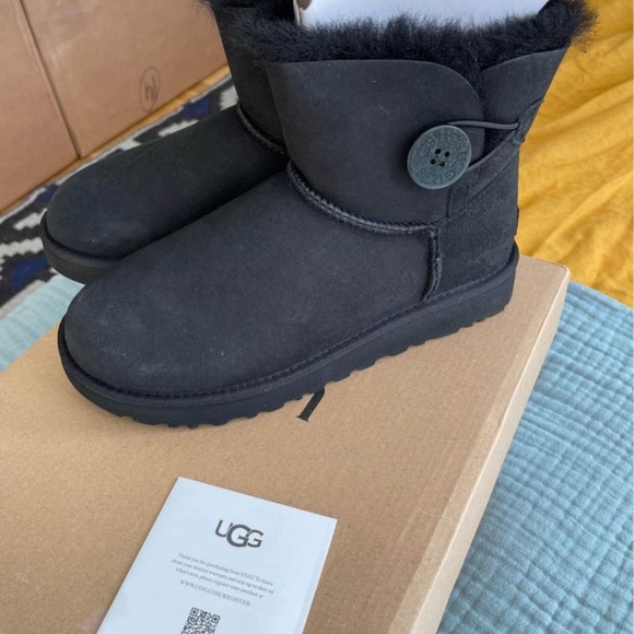 NEW 6 AUTHENTIC UGG Women's Mini Bailey Button II Boot, Black, 6 - Picture 3 of 9